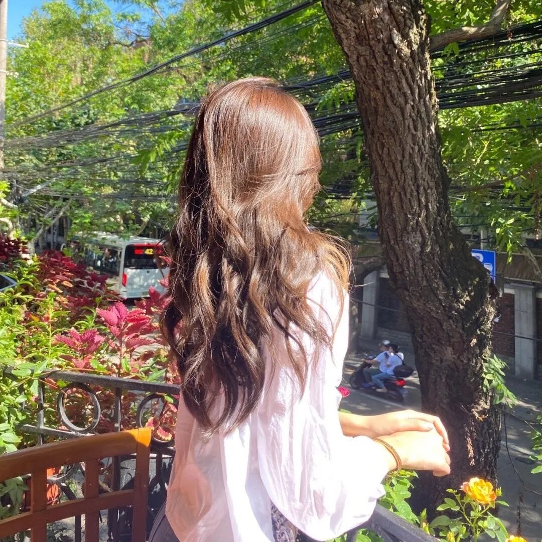 空庭夜雨蚀灯痕